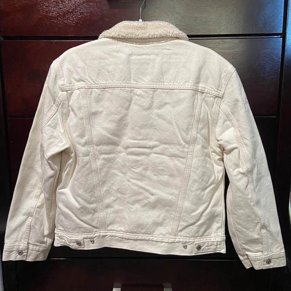 NWT LEVI’S EX-BOYFRIEND SHERPA TRUCKER JACKET - Picture 4 of 7